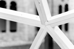 Mugak Nazioarteko Arkitektura Bienalak jarduera deialdia zabdlu du. Irudian, pieza bat.