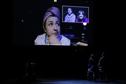 Dejabuko kideak, ‘Itzulera’ antzezlanaren entsegu betean. 