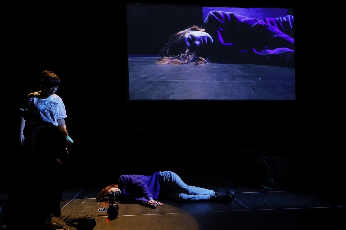 Miren Alcala eta Ainara Gurrutxaga, ‘Itzulera’ lanaren entseguan. (Maialen ANDRES | FOKU)