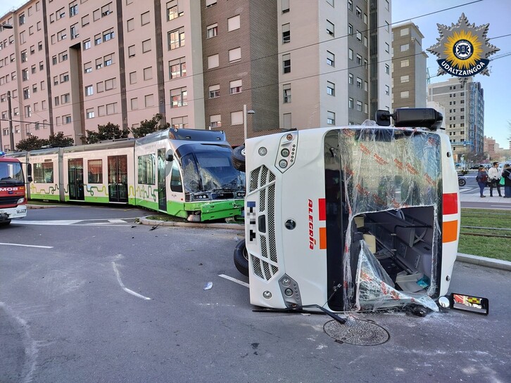El choque entre el tranvía y un microbús en Gasteiz han dejado siete heridos.