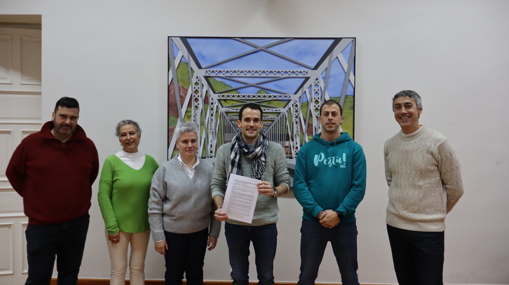 Irudian, hitzarmenaren sinatzaileak.