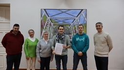 Irudian, hitzarmenaren sinatzaileak.