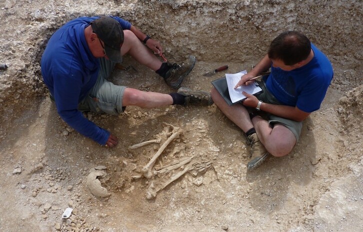 Excavación de un enterramiento de durotriges en Winterborne Kingston.