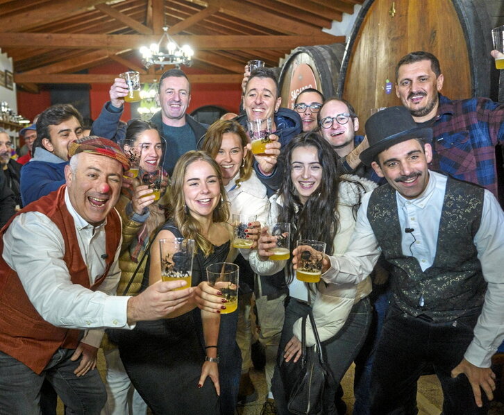 Gure Zirkuko kideak, Alorrenea sagardotegian.