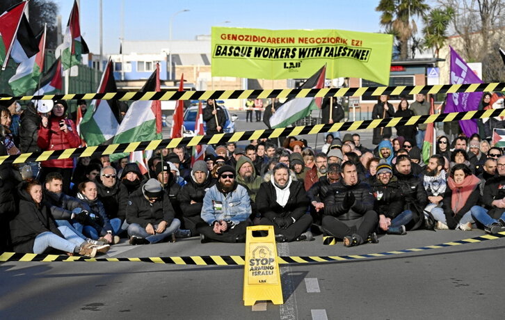 Sentada de sindicalistas de LAB en una de las entradas del Puerto de Bilbo.