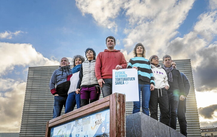 Euskal Herriko Torturatuak Saretzeko Talde Sustatzaileak atzo Donostiako Kursaal aurrean egindako agerraldia.