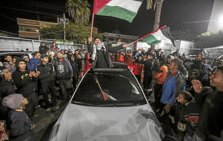 Palestinos celebran el alto el fuego en Deir al-Balah.