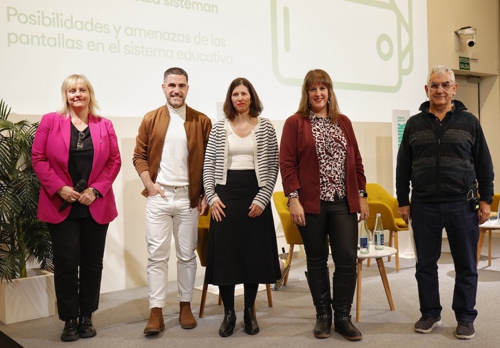 La moderadora de la sesión, Ikoitz Arrese (EH Bildu), Mirene Beriain, Amaia Arroyo y Jesús Vinyes, antes de la mesa redonda.