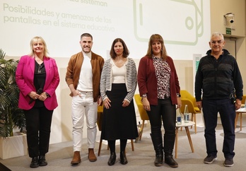 La moderadora de la sesión, Ikoitz Arrese (EH Bildu), Mirene Beriain, Amaia Arroyo y Jesús Vinyes, antes de la mesa redonda.