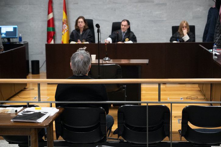 Mario López, en el banquillo.