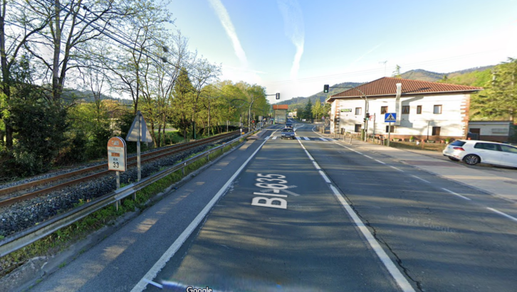 El accidente se produjo en el paso de esta N-635 por Muxika, junto a la estación de EuskoTren.