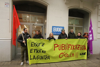 Concentración de LAB frente a la sede de Eudel en Bilbo.