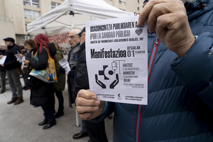 Concentración ante el Hospital de Santiago en Gasteiz.