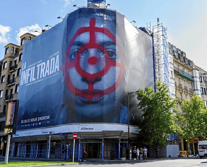 Donostian filmaren berri emateko kartel erraldoia.