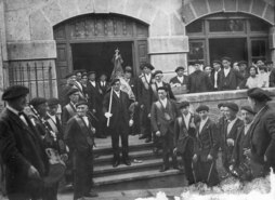 Elola, ezkerrean txistua jotzen, Baserritarren Sindikatu aurrean.