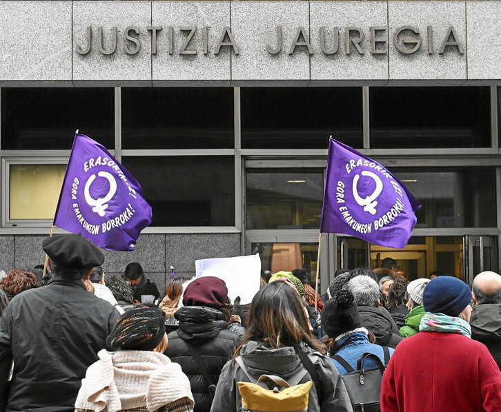 Movilización del movimiento feminista ante el Palacio de Justicia.