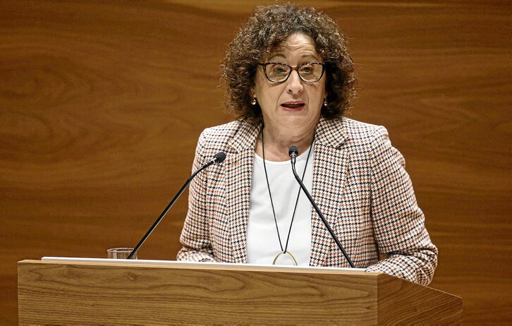 La consejera Maeztu se comprometió a traer «en semanas» su propuesta de renta garantizada.