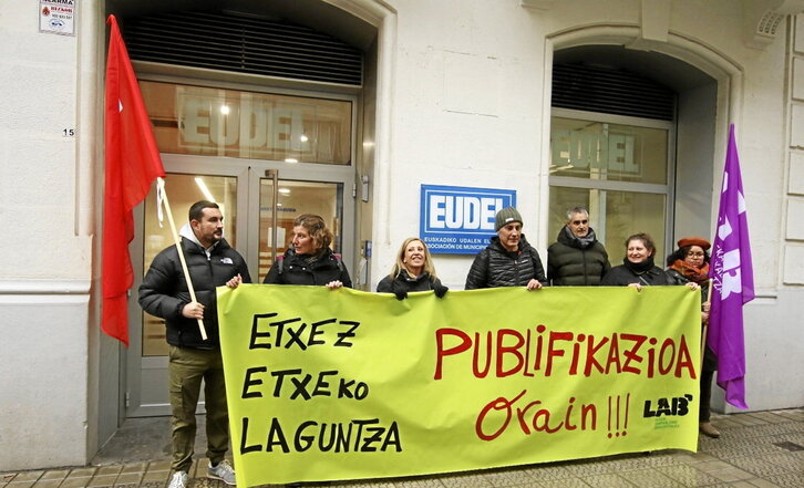 Concentración de LAB frente a la sede de Eudel en Bilbo.