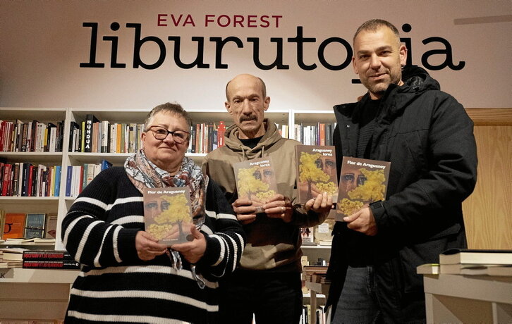 En la página anterior, Eziolaza, Urain y Gonzalez en la presentación de «Flor de Araguaney», en Eva Forest Liburutopia. A la derecha, portada del libro.