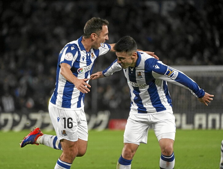 Olasagasti celebra con Barrenetxea su golazo, que en ese momento era el 2-0.
