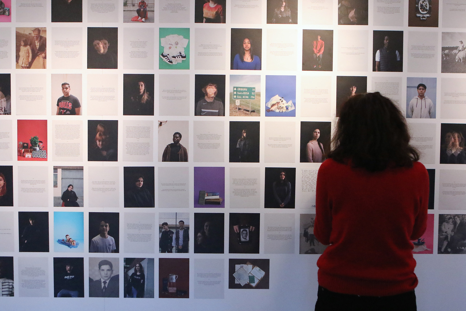 La lectura de la selección de testimonios recogidos da la imagen de una ciudad multicultural. (Oskar MATXIN / FOKU)