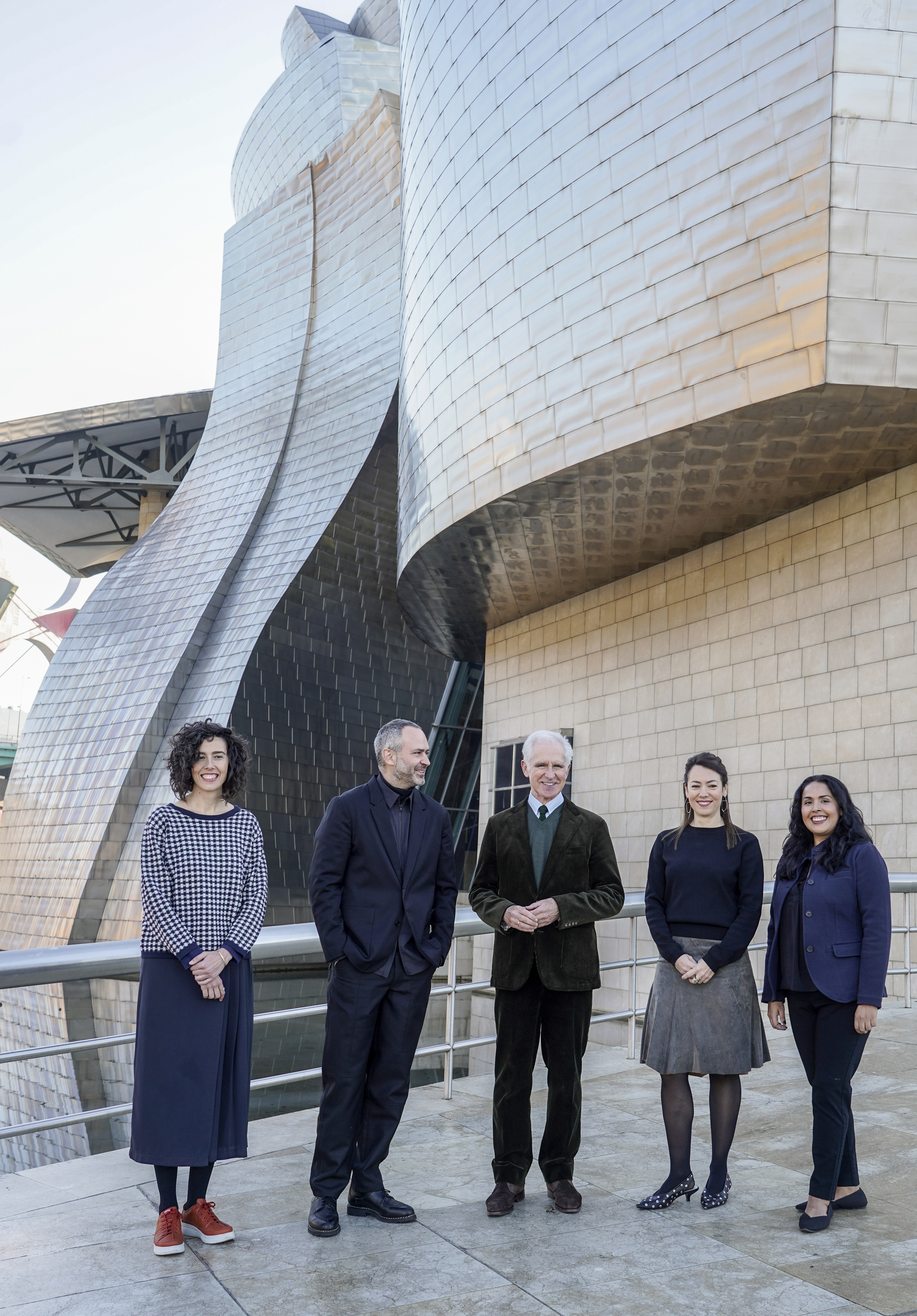 Vidarte, rodeado por el equipo curatorial del museo. De izquierda a derecha, Marta Blàvia, Manuel Cirauqui, Lekha Hileman Waitoller y Geaninne Gutiérrez-Guimaraes. (Marisol RAMIREZ / FOKU)