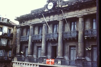 Ikurrina Donostiako Konstituzio Plazan, 1977an.