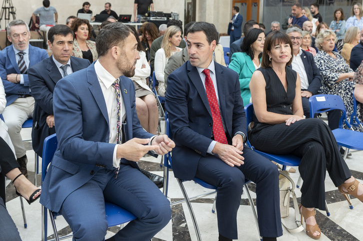 El consejero de Vivienda, Denis Itxaso, e Imanol Pradales, en un acto sobre vivienda en Lehendakaritza.