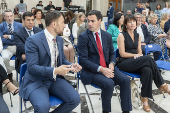 El consejero de Vivienda, Denis Itxaso, e Imanol Pradales, en un acto sobre vivienda en Lehendakaritza.