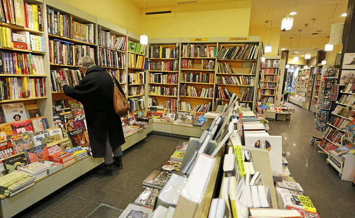 Lau hamarkada pasatu ditu Hontzak, bezeroei behar zituzten irakurgaiak eskaintzen.