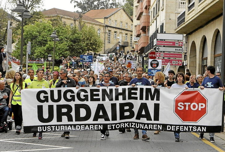 Proiektu horren aurka Gernikan egindako mobilizazioa.