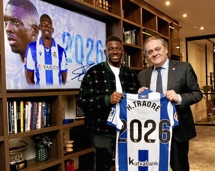 Hamari Traoré celebra la renovación con el presidente Jokin Aperribay.
