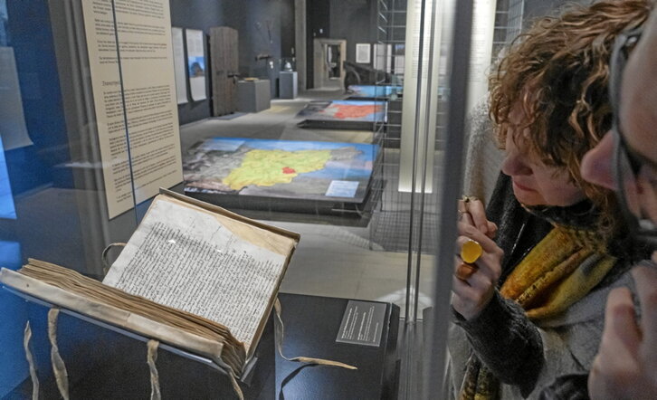 Goian, 1025. urteko dokumentua; behean, Gipuzkoako maketa handia.