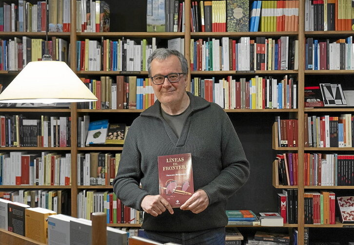 Mikelarena posa con su primera novela histórica.