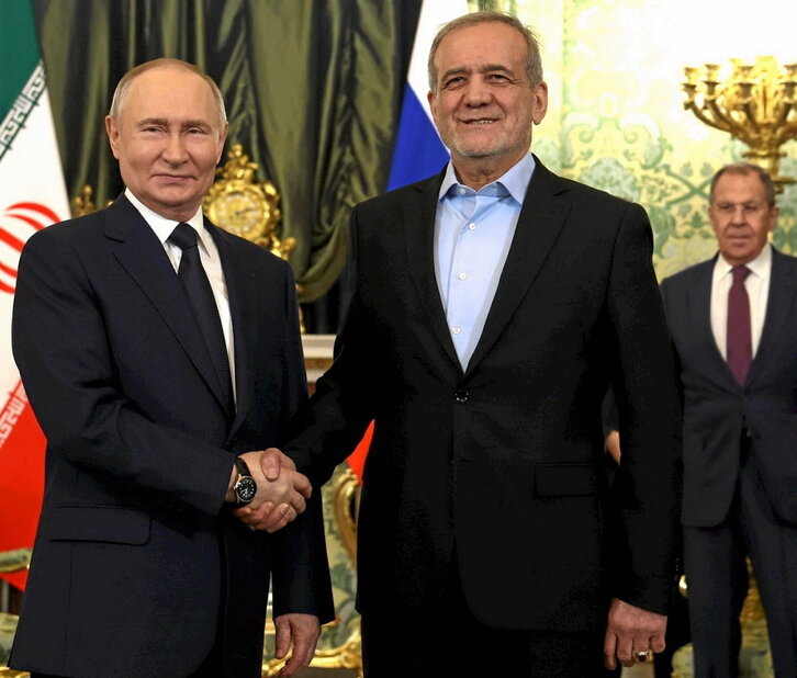 Vladimir Putin y Masoud Pezeshkian, con Sergei Lavrov al fondo, en el Kremlin.