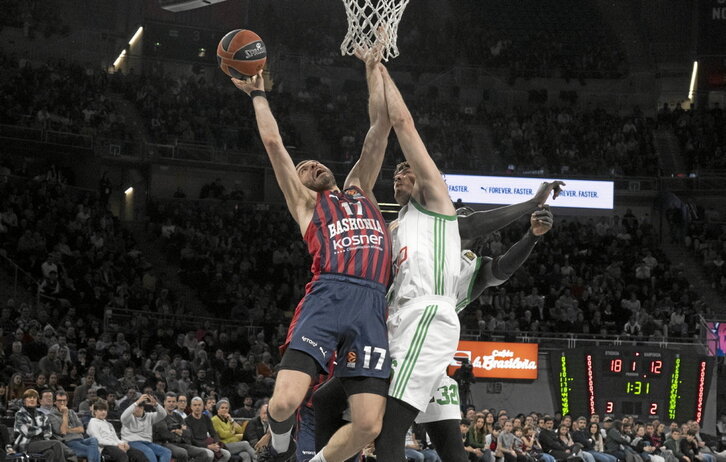 Nikos Rogkavopoulos entra con fuerza a canasta. La intensidad baskonista desarboló a Panathinaikos.