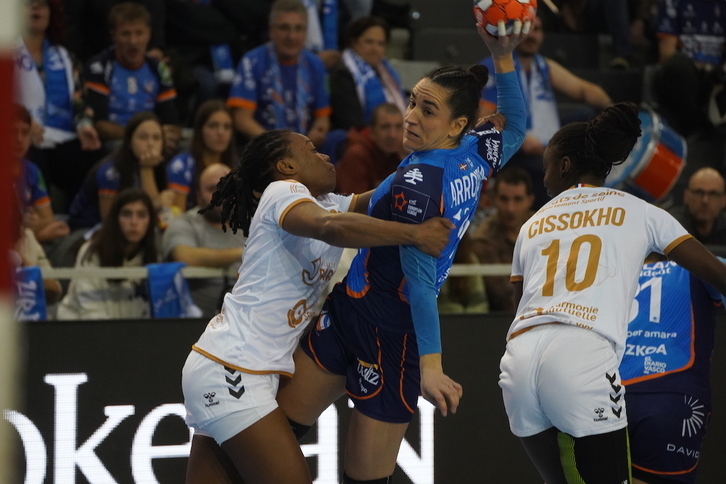 Esther Arrojeriak bikain gidatu du taldea lehen zati bikainean.