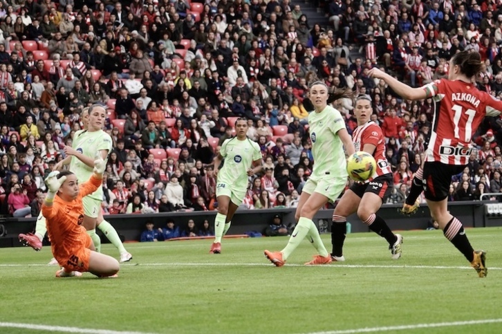 Azkona envía el balón al larguero en la ocasión más clara de la primera parte.