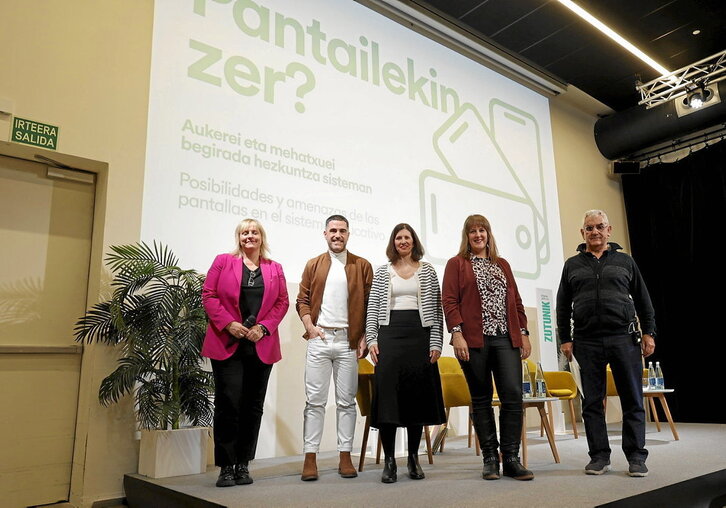 En la página anterior, de izquierda a derecha, la moderadora de la sesión, Ikoitz Arrese (EH Bildu), Mirene Beriain, Amaia Arroyo y Jesús Vinyes. A la derecha, Vinyes en una de sus intervenciones.