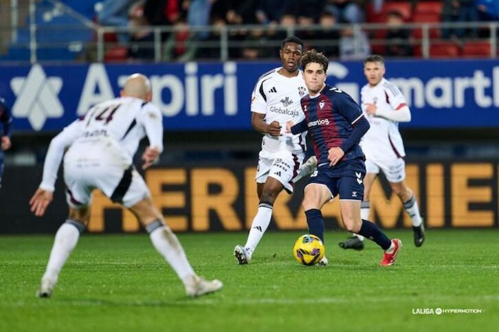 Javi Martínez ha retrasado su posición al centro del campo.