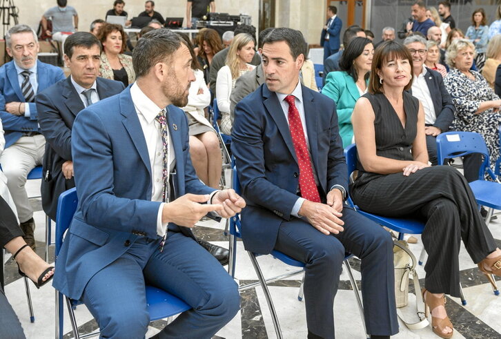 El consejero de Vivienda, Denis Itxaso, e Imanol Pradales, en un acto sobre vivienda en Lehendakaritza.