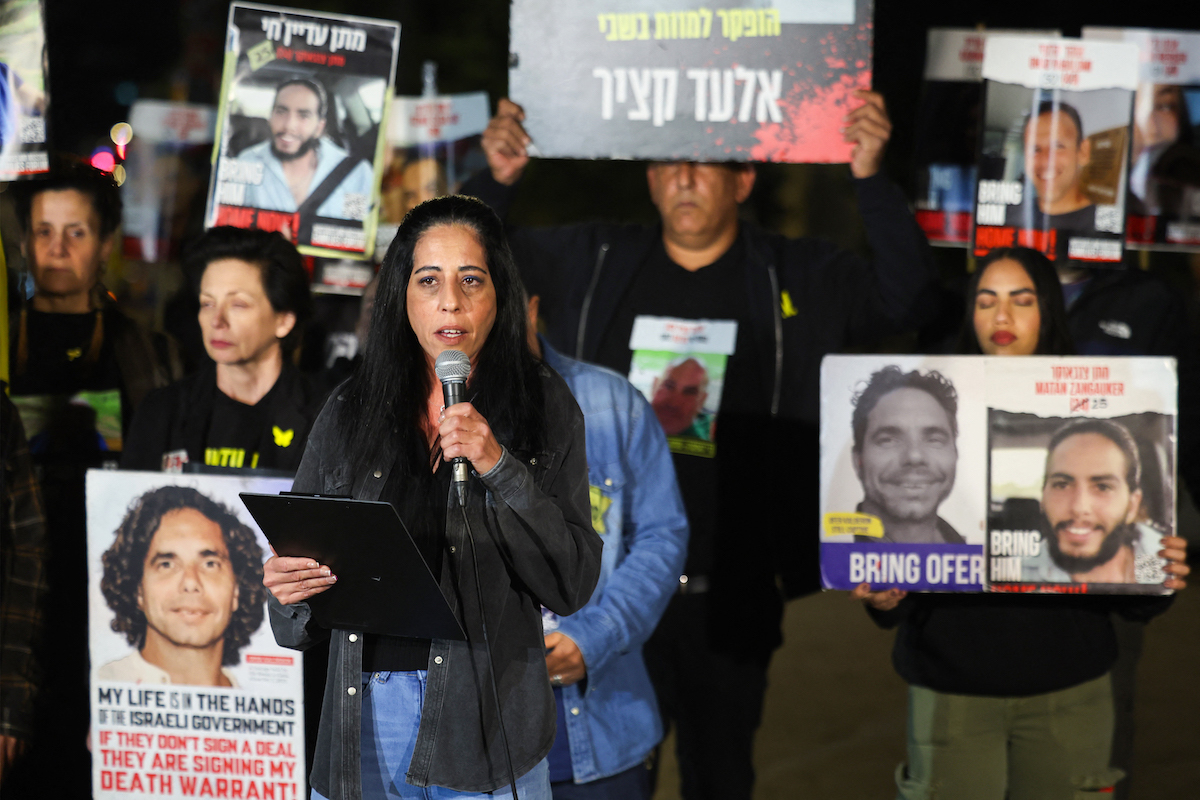 Einav Zangauer, madre de un joven en manos de las milicias palestinas, habla ante los medios junto a allegados de otros cautivos. (Jack GUEZ / AFP)
