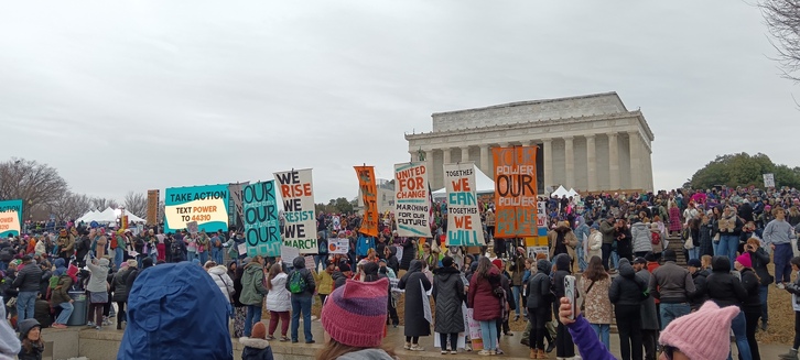 Milaka lagunek parte hartu zuten atzo Washingtonen Donald Trumpen aurka egiteko antolatutako mobilizazioetan.
