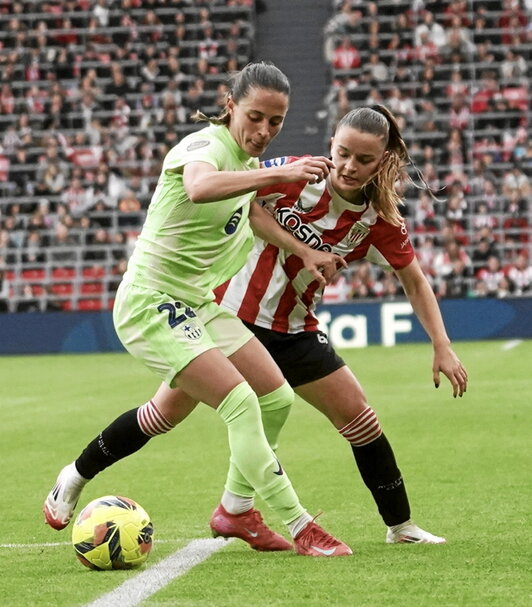 Sara Ortega pugna con Ona Batlle.