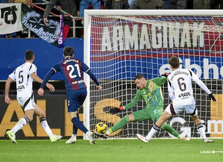 Lizoain despeja el remate de Guruzeta.