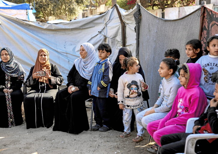 Familiares del militante palestino Abdelrahman al-Miqdad aguardan a que se cumpla el anuncio de su liberación.