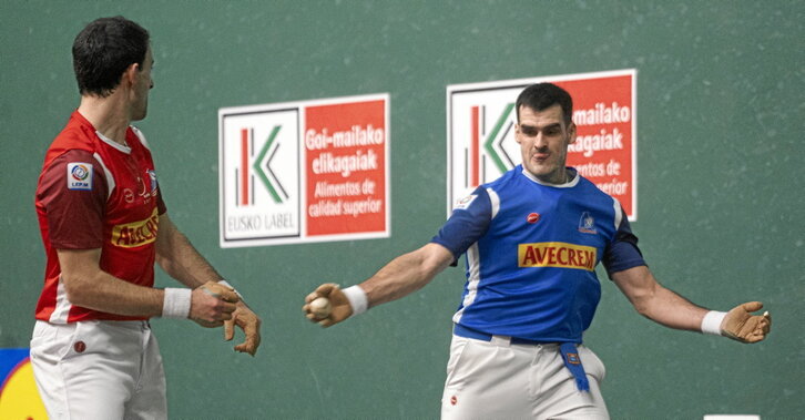 Joseba Ezkurdia jugó un buen partido en el Labrit, sin enredarse con un Altuna que, pese a todas las dificultades, llevaba peligro en cada pelotazo.