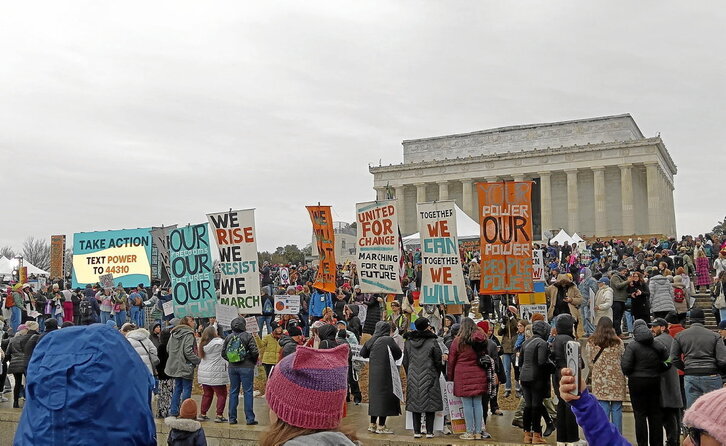 Milaka lagunek parte hartu zuten atzo Washingtonen Donald Trumpen aurka egiteko antolatutako mobilizazioetan.