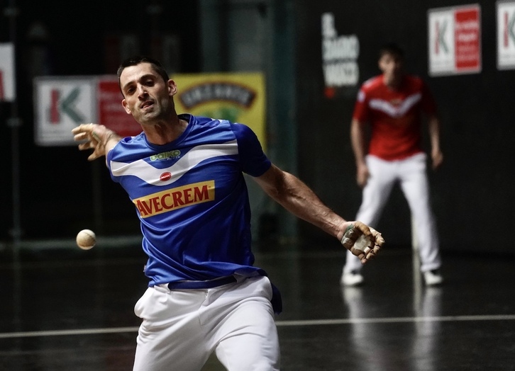 Jon Ander Albisu, soltando el pelotazo en el Bizkaia.