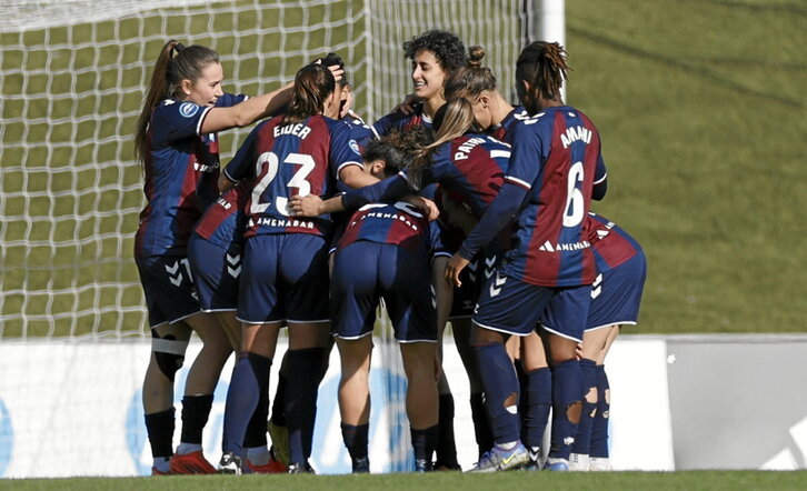Las azulgranas celebran el gol de Andrea Álvarez, que les dio la victoria en Madrid.